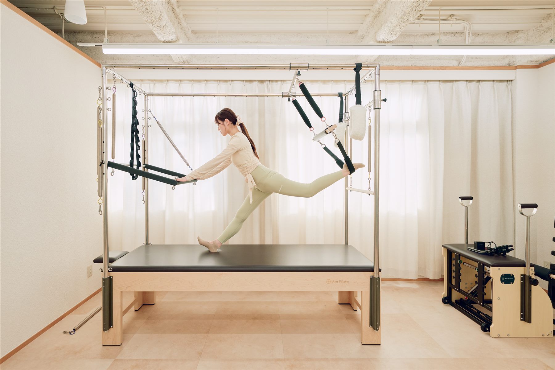 マシンピラティスで身体を伸ばす様子