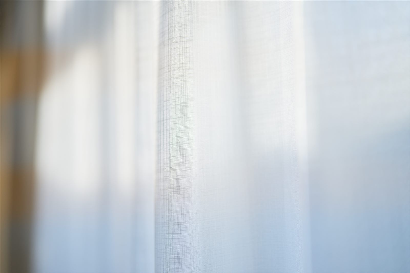 やわらかな自然光が入るスタジオのカーテン