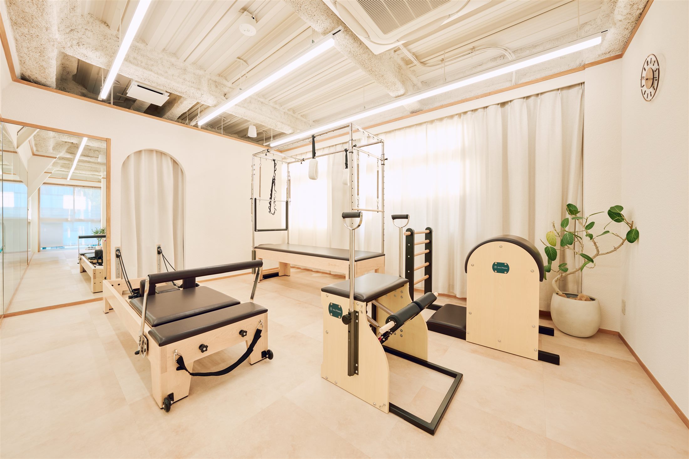 白と木を基調にしたAruPilatesのスタジオ