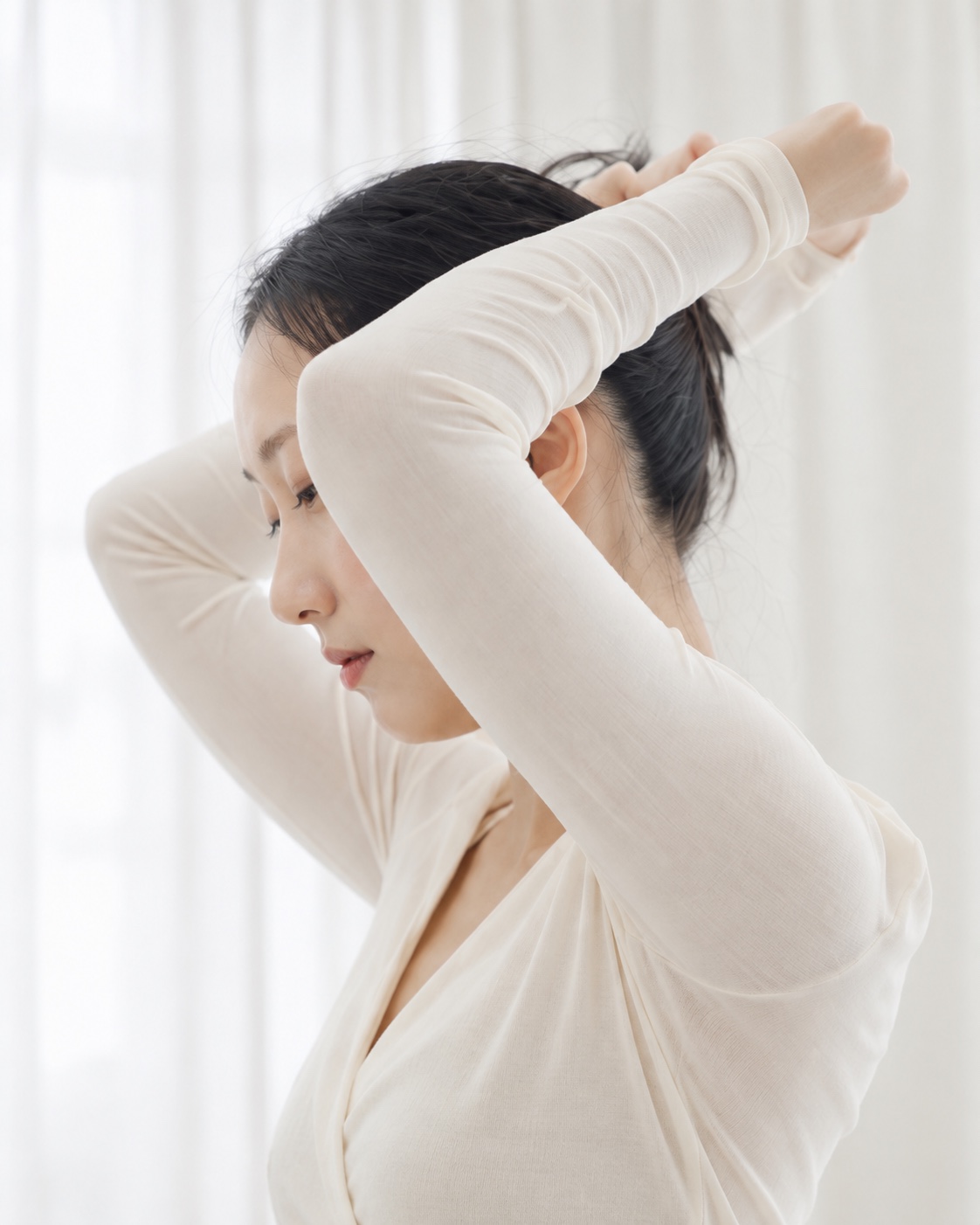 腕を伸ばし、しなやかに身体を整える女性のイメージ